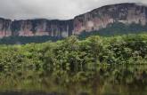 A maravilhosa paisagem no caminho para o Salto Angel, em Canaima, no sul da Venezueka